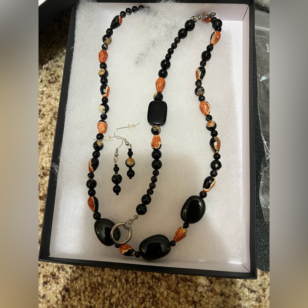 Black agate and polychrome Jasper